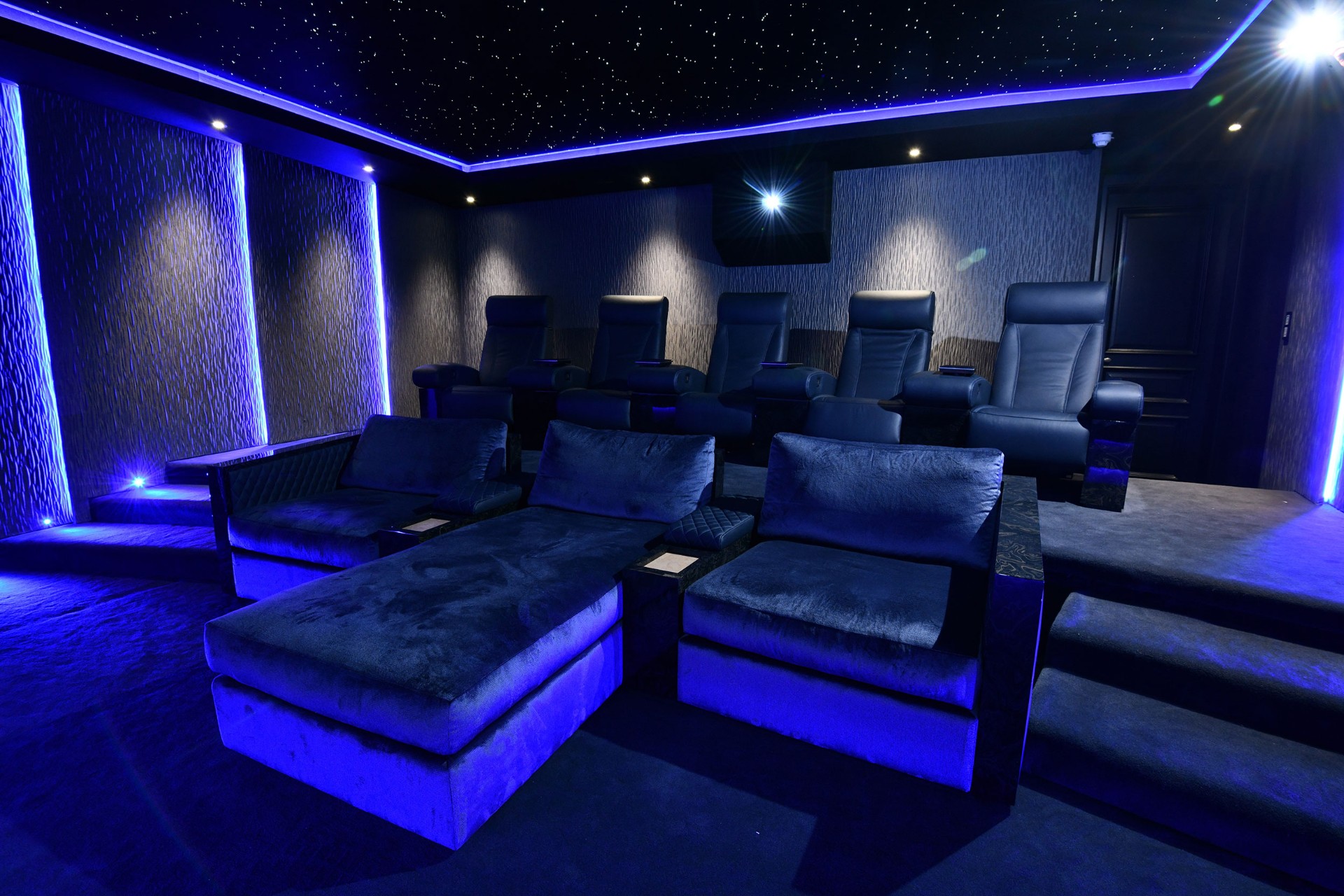 Perfect home cinema seating with Cyberhomes Image